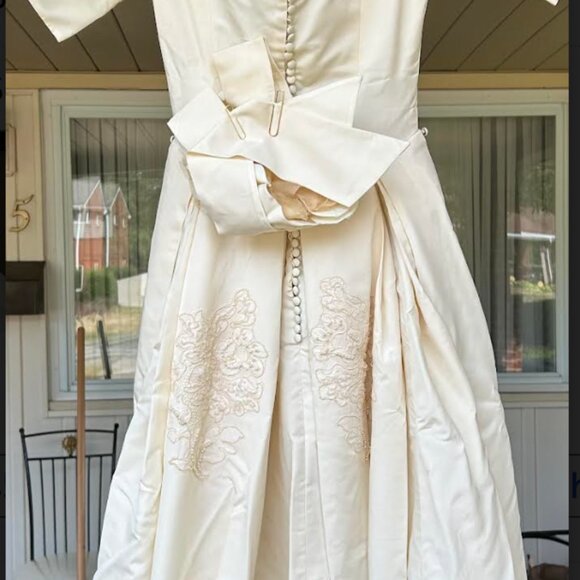 Vintage 1960's Wedding Gown - Picture 4 of 16